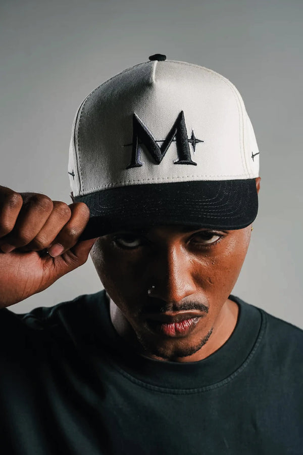 Gorra Manifesto U Vainilla y Negro